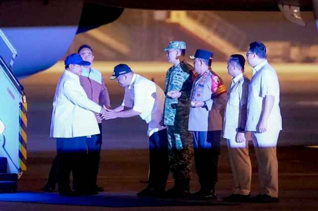 Gubernur Sumatera Utara (Sumut) Muhammad Bobby Afif Nasution menyambut kedatangan Presiden Republik Indonesia Prabowo Subianto dalam rangka kunjungan kerja (Kunker) meninjau kembali daerah yang terdampak banjir dan longsor ke Provinsi Sumatera Utara dan Provinsi Aceh di Bandara Internasional Kualanamu, Kabupaten Deliserdang, Provinsi Sumut, Jumat (12/12 2025) dinihari.