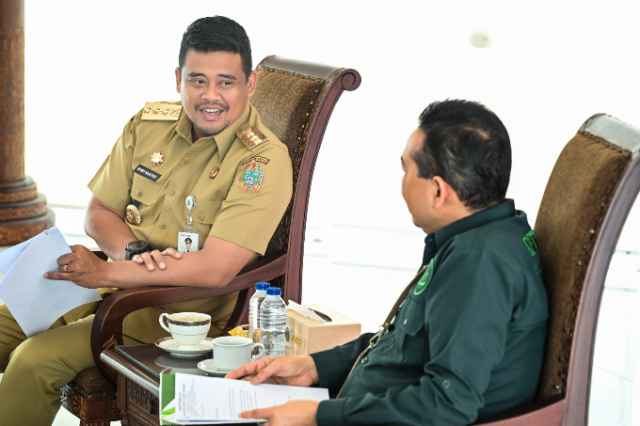 Gubernur Sumatera Utara (Sumut) Bobby Nasution di dampingi sejumlah OPD, menerima audiensi Badan Pengelola Toba Caldera Geopark (BPTCG) di anjungan lantai 9 Kantor Gubernur, Jalan Diponegoro No. 30, Medan, pada Selasa (30/12/2025).