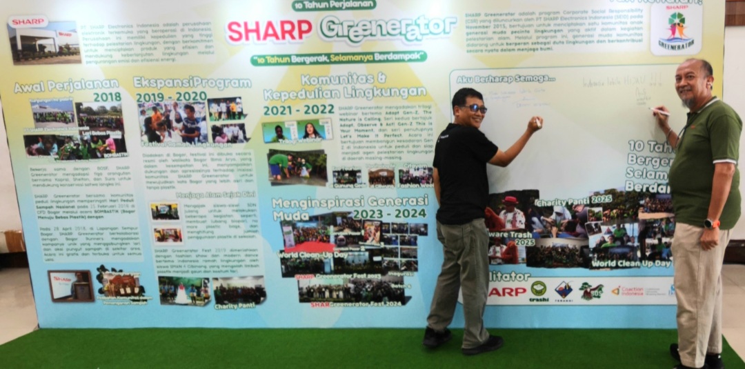 Perwakilan Sharp Indonesia bersama perwakilan dari Dinas Lingkungan Hidup menuliskan harapan nya untuk Sharp Greenerator dimasa yang akan datang