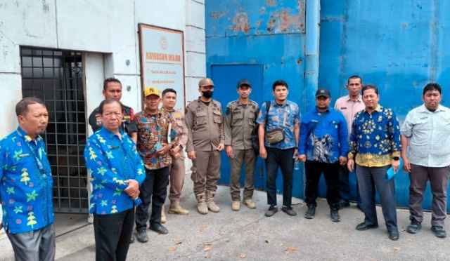 Tim Terpadu Optimalisasi PAD Deli Serdang tidak diperkenankan masuk ke area perusahaan PT Ganda Saribu di Jalan Medan-Binjai, Km 12.5, No.33, Desa Pujimulyo, Kecamatan Sunggal, Kamis (29/1/2026). Kedatangan tim terpadu bertujuan untuk melakukan pemeriksaan lapangan terkait legalitas usaha, perizinan, serta pemenuhan kewajiban pajak daerah.