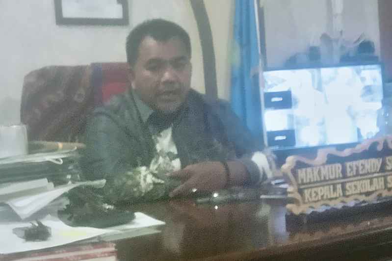 Kepala SMA Negeri 1 Tanjung Morawa, Makmur Efendy Sitompul