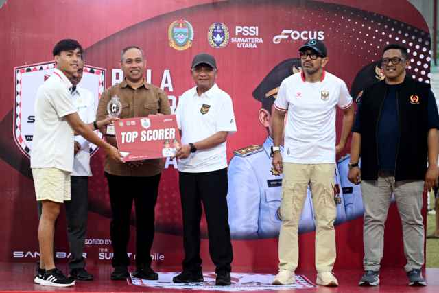 Wakil Gubernur Sumatera Utara (Sumut) Surya, didampingi Kepala Dinas Kepemudaan dan Keolahragaan Sumut Mahfullah Daulay, serta Plt Ketua PSSI Sumut Arya Sinulingga menyaksikan langsung final Liga 4 Sumut Piala Gubernur Sumut 2025/2026 di Stadion Mini Dispora Sumut Jalan Willem Iskandar, Deliserdang, Jum'at (17/4/2026). Wakil Gubernur juga berkesempatan menyerahkan piala kepada Payabakung United sebagai juara.