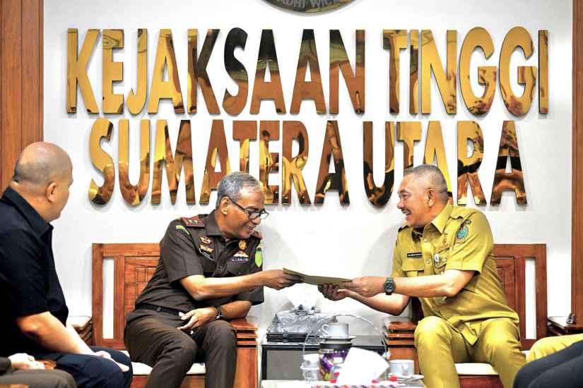 Pj Sekdaprov Sumut Sulaiman Harahap didampingi Asisten Administrasi Umum Setdaprov Sumut Muhammad Suib, Ketua LPTQ Sumut Muhammad Yasir Tanjung, serta Kepala Biro Kesejahteraan Rakyat Setdaprov Sumut Abu Kosim bertemu Kajatisu di Kantor Kejaksaan Tinggi Sumut, Jalan Jenderal Besar AH Nasution No. 1C, Pangkalan Masyhur, Kecamatan Medan Johor, Senin (8/6/2026).