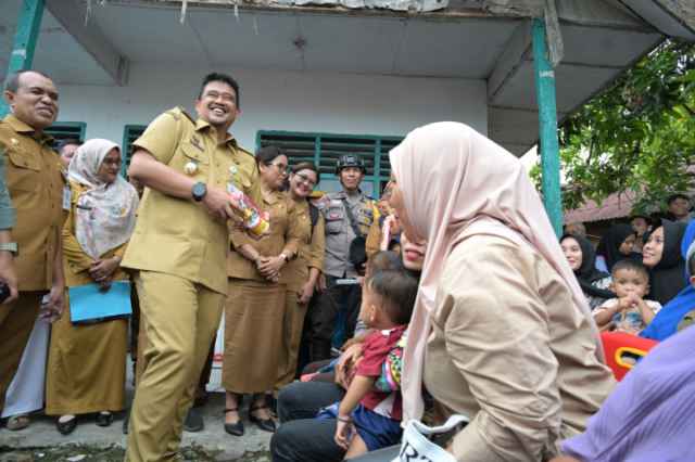 Gubernur Sumatera Utara (Sumut) Muhammad Bobby Afif Nasution, di dampingi sejumlah OPD dan Bupati Langkat, meninjau langsung Posyandu Pembantu (Postu) serta berdialog dengan masyarakat Desa Pulau Kampai, Kecamatan Pangkalan Susu, Kabupaten Langkat, sast melakukan kunjungan kerja, baru-baru ini.