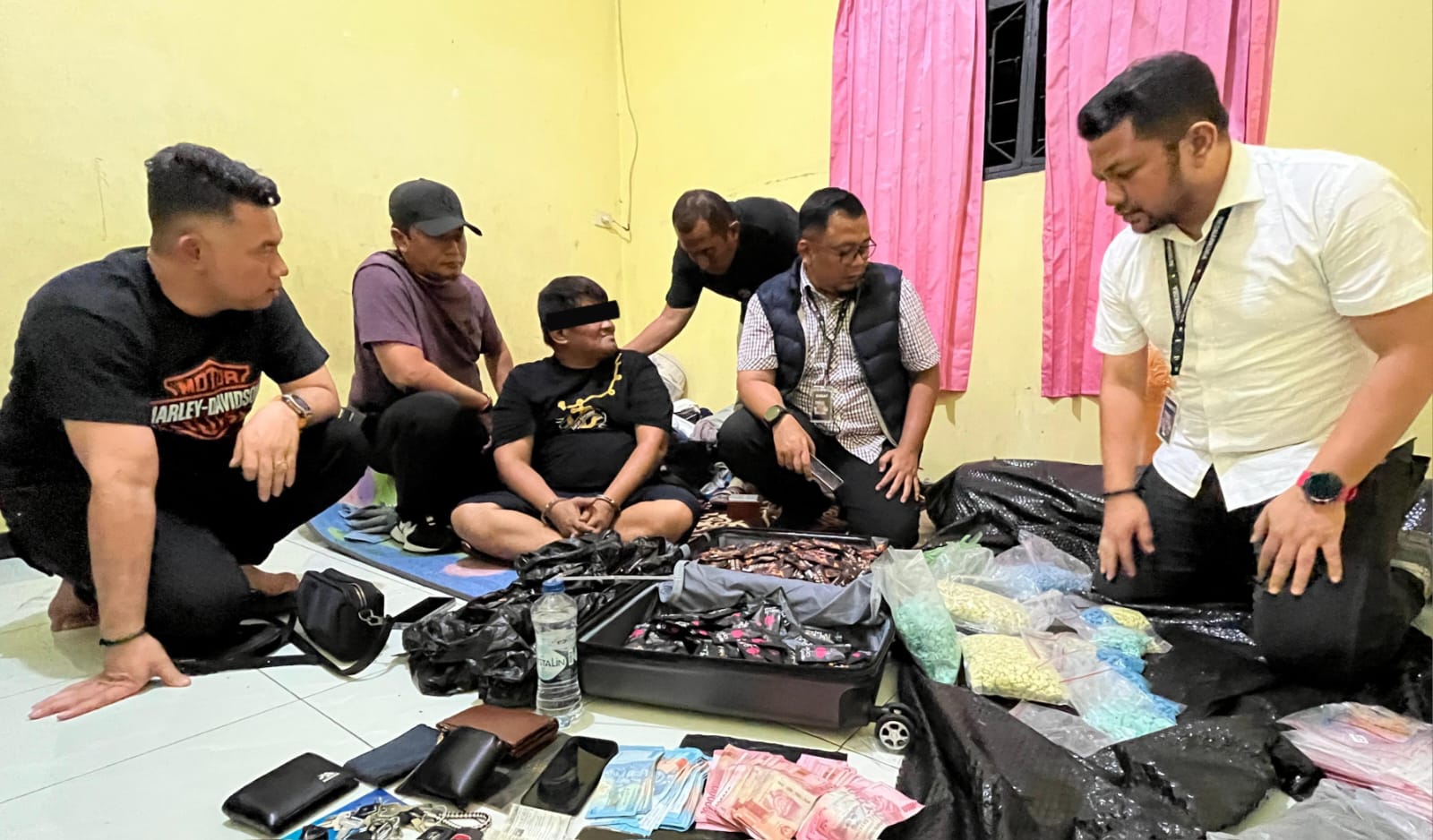 Kompol Rafli Nugraha memeriksa barang bukti dan tersangka di lokasi penangkapan. (Ist)