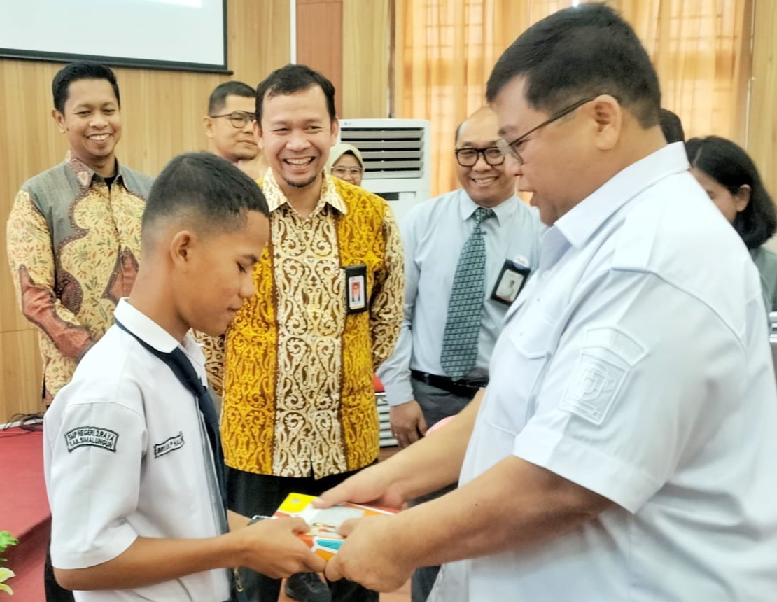 Kabupaten Simalungun, Mixnon Andreas Simamora, mengajak para pelajar untuk mulai membiasakan diri menabung sejak dini sebagai bekal menghadapi masa depan dan mewujudkan kehidupan yang lebih baik. Foto; IST