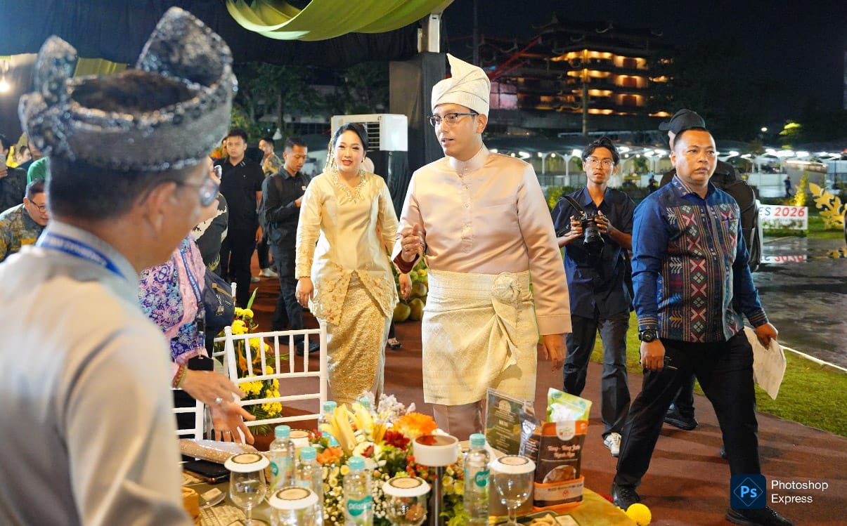 Rico Waas hadir kenakan pakaian adat dalam acara Gala Diner APEKSI. (Kominfo Medan Dok)