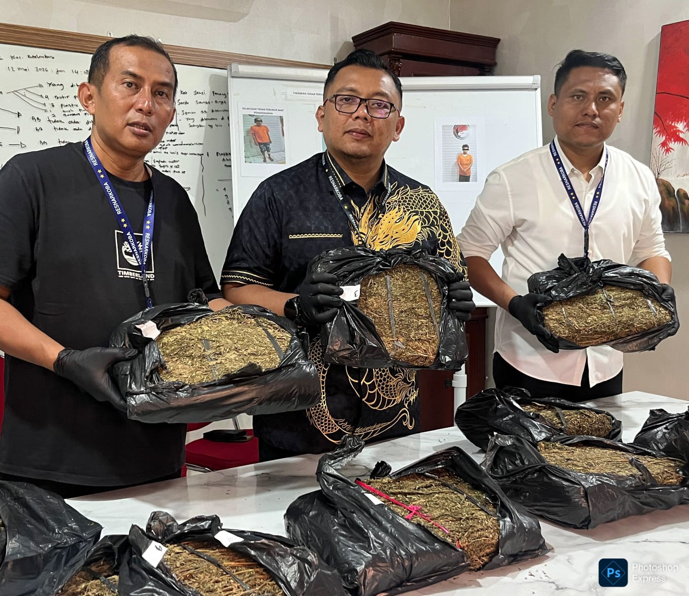 Kasat Res Narkoba Polrestabes Medan, AKBP Rafli Yusuf Nugraha didampingi Kanit II, Iptu Haryono (kiri) memperlihatkan barang bukti daun ganja. (Ist)