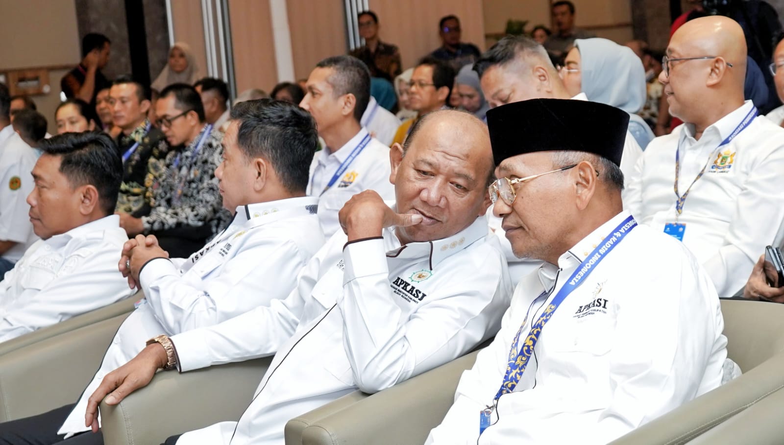 Bupati Simalungun Anton Achmad Saragih sedang beebincang dengan Bupati Langkat Syah Afandin di sela sela kegiatan APKASI di Kabupaten Deliserdang, Kamis (2/7/2026). Foto: dokumen Dinas Kominfo Simalungun