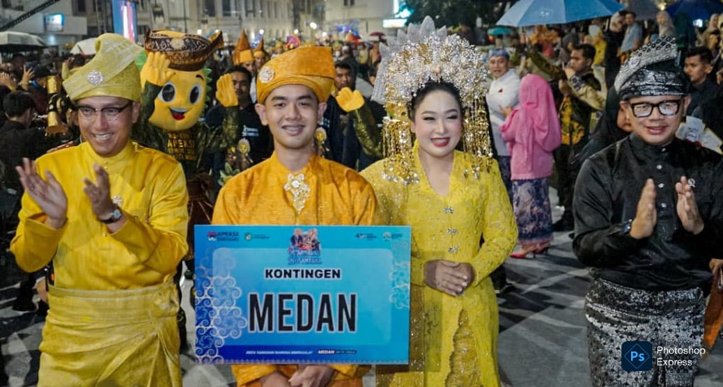 Rico Waas dan Zakiyuddin kenakan pakaian khas adat Melayu saat karnaval APEKSI XVIII. (Kominfo Medan Dok)