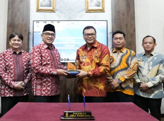 Bupati Deliserdang Asri Ludin Tambunan bersama Wali Kota Bandung M Farhan usai penandatanganan MoU pengelolaan kawasan strategis di Deliserdang. Foto. IST