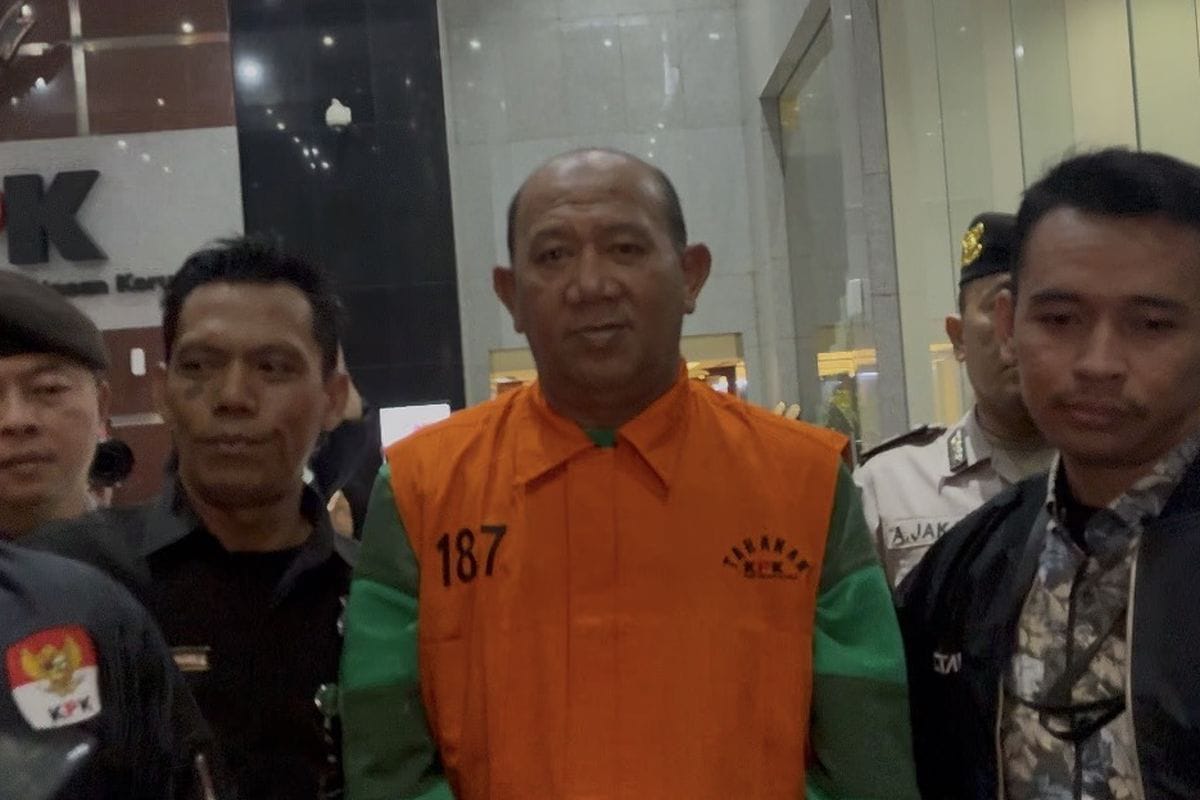 Syah Afandin kenakan baju khas tahanan KPK di Gedung Merah Putih, Jakarta. (Kompas)