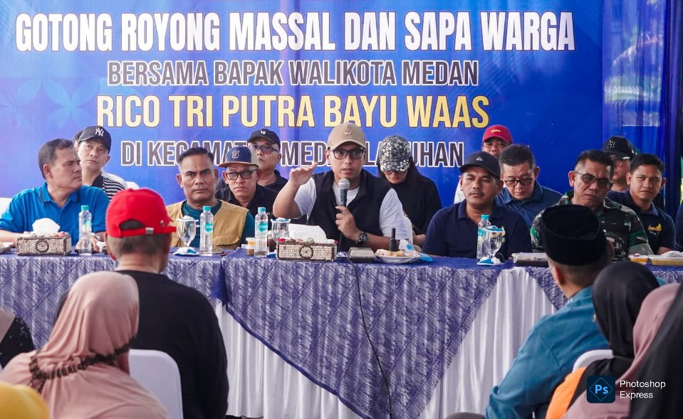 Rico Waas berdialog dengan warga dalam kegiatan gotong royong massal dan sapa warga. (Kominfo Medan Dok)