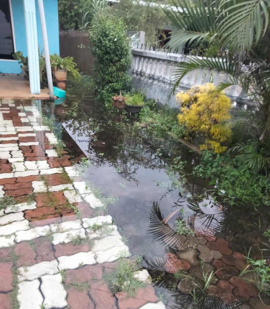 Rumah warga tergenang air.