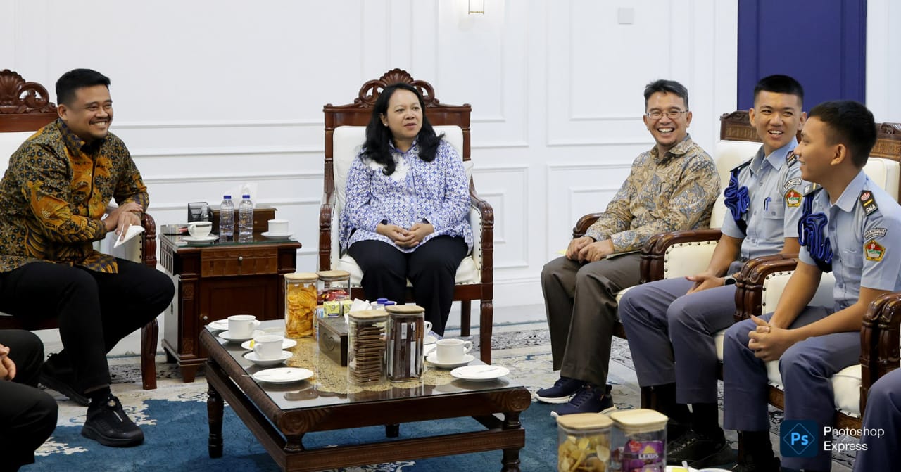 Muhammad Bobby Afif Nasution menerima audiensi Ketua Dewan Pengawas Yayasan Matauli, Fitri Krisnawati Tandjung, bersama rombongan siswa-siswi SMA Negeri 1 Matauli Pandan. (Kominfo Sumut Dok)