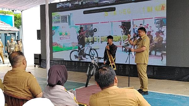 Gubernur Sumatera Utara (Sumut) Muhammad Bobby Afif Nasution memberikan. hadiah sepeda motor kepada peserta didik saat membuka Masa Pengenalan Lingkungan Sekolah (MPLS) bagi siswa baru SMA, SMK, dan SLB Negeri Tahun Pelajaran 2026/2027 se-Sumut di SMA Negeri 1 Binjai, Senin (13/7/2026). Foto/Diskominfo Sumut