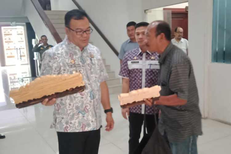 Pelaku UMKM, Rahmadsyah, saat bertemu Bupati Deli Serdang, Asri Ludin Tambunan.
