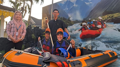 WhatsApp Image 2026-07-10 at 08.22.22 Pemandu Paviliun Serdang Bedagai berfoto di depan boat arung jeram Bah Bolon di PRSU 2026 di Medan. Destinasi tersebut menjadi salah satu yang paling banyak ditanyakan selama pameran berlangsung.