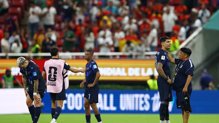 Pemain Timnas Uruguay terlihat bersedih usai kalah 0-1 dari Spanyol di laga terakhir penyisihan Grup H Piala Dunia di Stadion Guadalajara, Sabtu (27/6/22026). Uruguay gagal melaju ke babak 32 besar. Foto: Reuters Pemain Timnas Uruguay terlihat bersedih usai kalah 0-1 dari Spanyol di laga terakhir penyisihan Grup H Piala Dunia di Stadion Guadalajara, Sabtu (27/6/22026). Uruguay gagal melaju ke babak 32 besar. Foto: Reuters