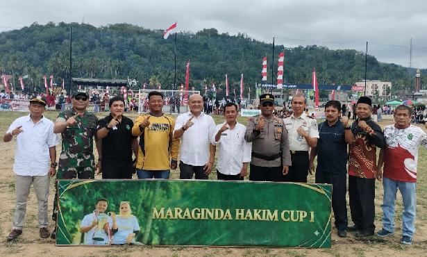 IMG-20260805-WA0008_resize_94 Kadispora Kabupaten Mandailing Natal, Parlin Lubis, AP., M.Si, bersama pemilik Sport Center, Maraginda Hakim, secara resmi membuka turnamen olahraga "Maraginda Hakim Cup I", Rabu (5/8/2026), di Sport Center Kotanopan, Saba Arambir.