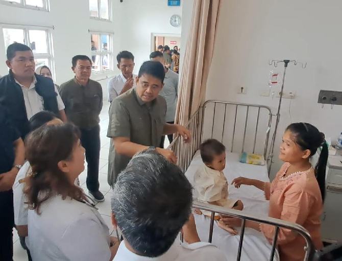 IMG-20260805-WA0011_resize_60 Gubernur Sumut Bobby Nasution saat meninjau pelayanan kesehatan di RSUD Thomsen, Kota Gunungsitoli, Rabu (5/8/2026).