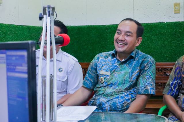 IMG-20260807-WA0002_resize_24 Wali Kota saat menjadi narasumber dalam dialog podcast bertajuk "SP3 Catin, Langkah Awal Wujudkan Generasi Bebas Stunting" yang diselenggarakan oleh Dinas Komunikasi dan Informatika (Diskominfo) Kota Tebingtinggi di Radio Dis FM, Jalan Yos Sudarso, Kamis (6/8/2026).