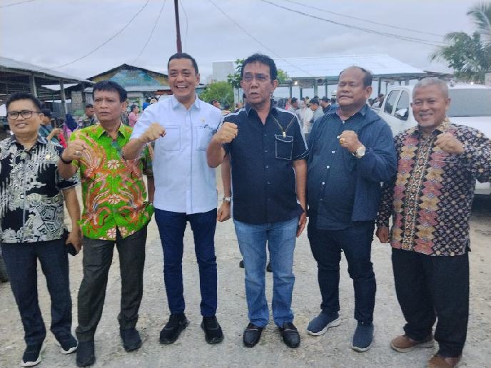 IMG-20260807-WA0004_resize_91 Pimpinan dan anggota Komisi D DPRD Sumatera Utara bersama-sama Gubsu Bobby Nasution meninjau pembangunan infrastruktur dan budidaya hasil laut di Nias Utara, Kamis (6/8/2026).
