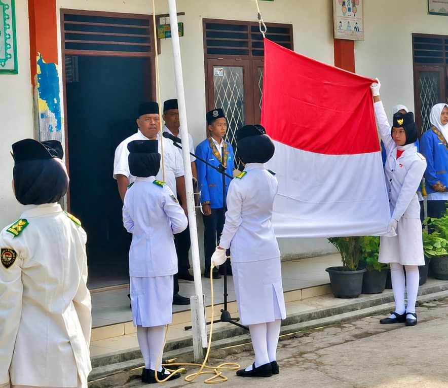 Jalaluddin, S.H., M. S.i, Kepala MTs Amin Darusalam, saat menjadi inspektur upacara.