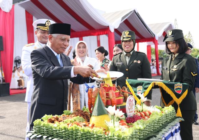Wakil Gubernur Sumatera Utara ( Sumut ) Surya menghadiri Upacara Hari Ulang Tahun (HUT) ke-81 TNI Provinsi Sumatera Utara Tahun 2026 di Markas Komando Daerah Angkatan Laut (Koderal) I Belawan, Jalan Serma Hanafiah Nomor 1, Belawan, Senin (5/10/2026). Foto/Diskominfo Sumut 