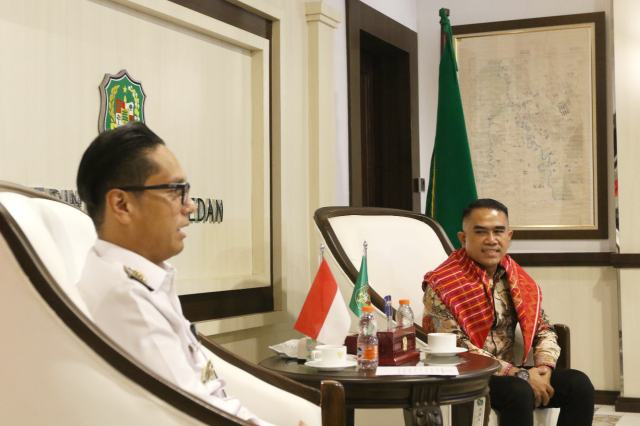 Rico Waas saat menerima Panitia Mburo Tedeh Ate sekaligus Penabalan Marga Wali Kota Medan di Balai Kota Medan, Senin (6/10/2026).
