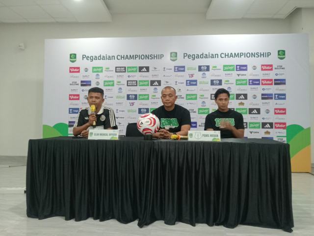 Pelatih Ayam Kinantan, Eko Purdjianto (tengah), saat jumpa pers persiapan PSMS Medan kontra Persikad Depok, Jumat (2/10/2026).