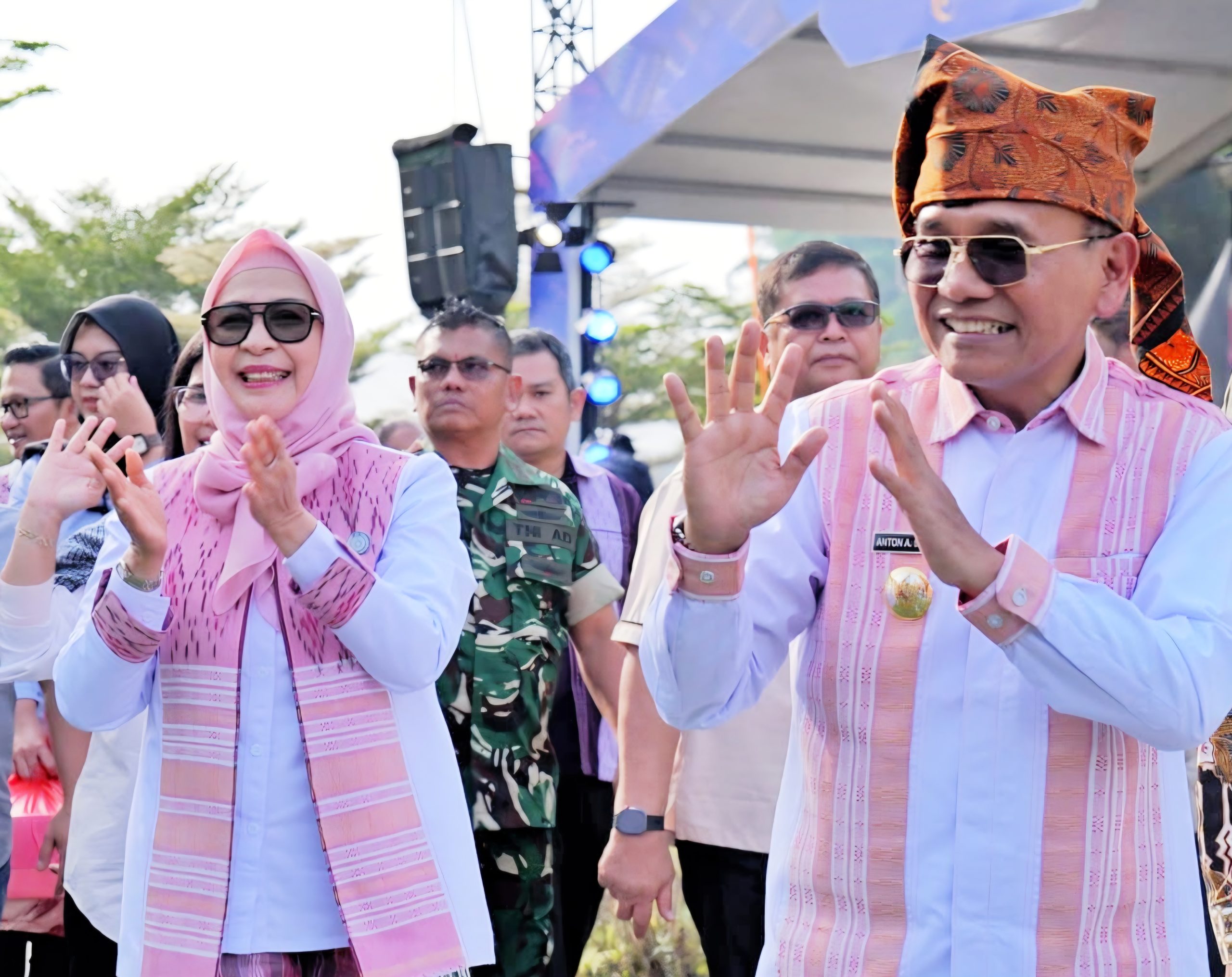 Bupati Simalungun Anton Achmad Saragih bersama Ketua TP PKK Simalungun, Darmawati saat menghadiri acara Karya Hita Festival 2026. Foto; Dinas Kominfo Simalungun
