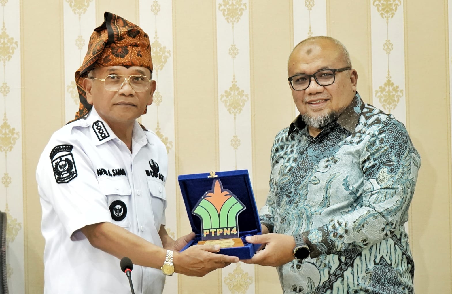 Bupati Simalungun Anton Achmad Saragih saat menerima bantuan dump truk dari PTPN IV Regional II secara simbolis. Foto: Dinas Kominfo Simalungun