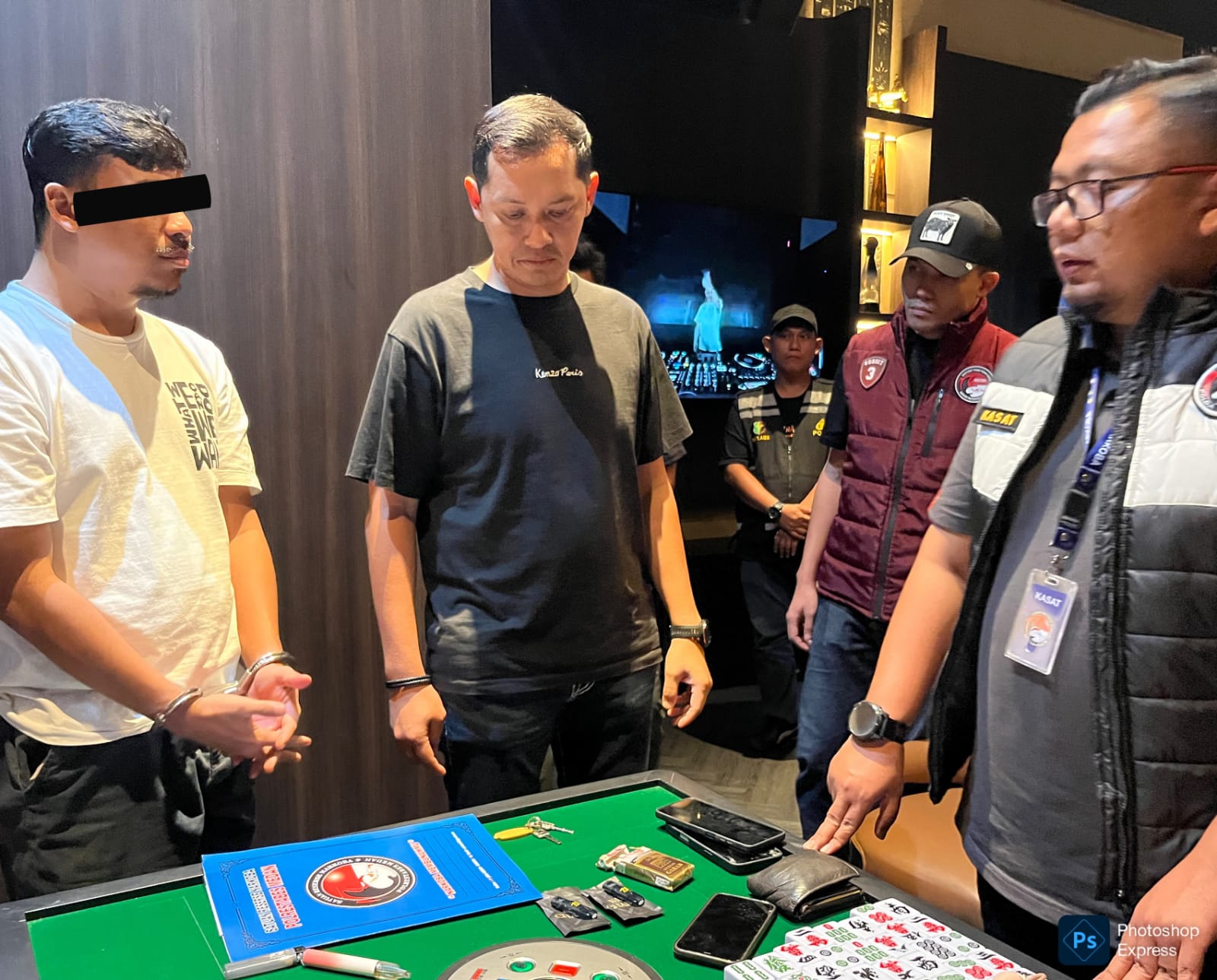 AKBP Rafli Nugroho tengah tanya jawab dengan tersangka AJ. (Ist)