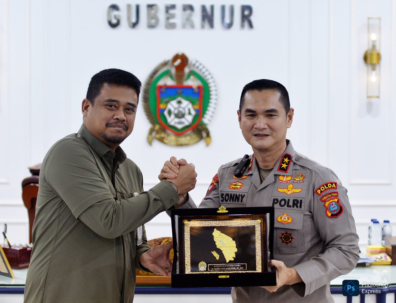 Bobby Nasution serahkan cenderamata pada Kapolda Sumut Irjen Pol Sonny Irawan saat audinesi. (Kominfo Sumut Dok)