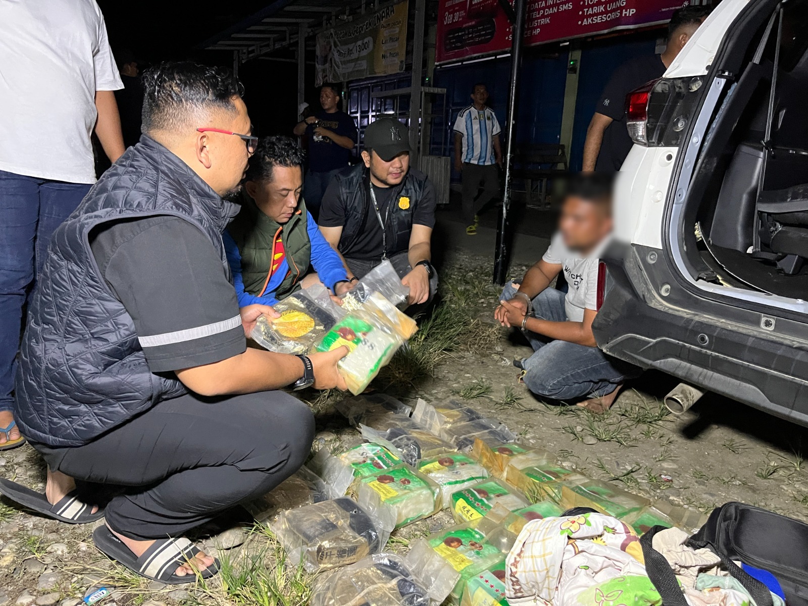 AKBP Rafli Nugroho perlihatkan barang bukti 24 kg sabu di lokasi penangkapan. (Ist)