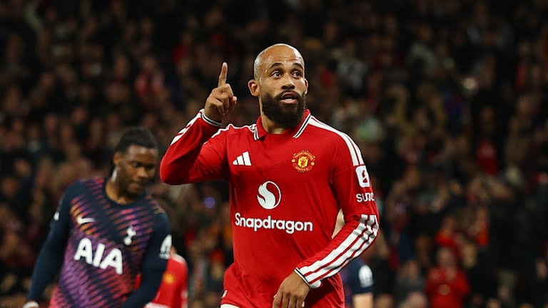 Penyerang Manchester United melakukan selebrasi usai mencetak gol ke gawang Tottenham. Dalam laga itu kedua tim bermain imbang 1-1. Foto; Reuters